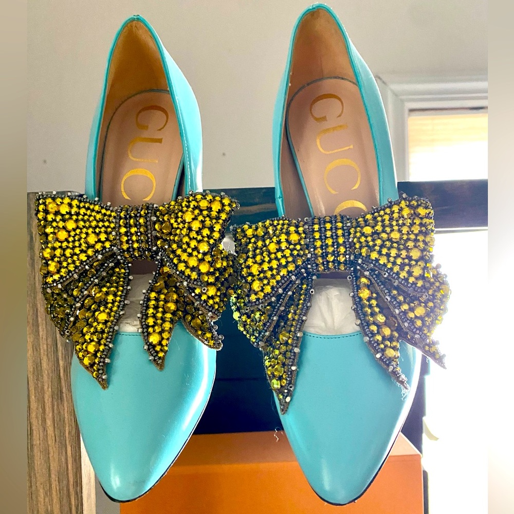 Authentic Gucci Regent pumps with removable bows. Worn once, great condition